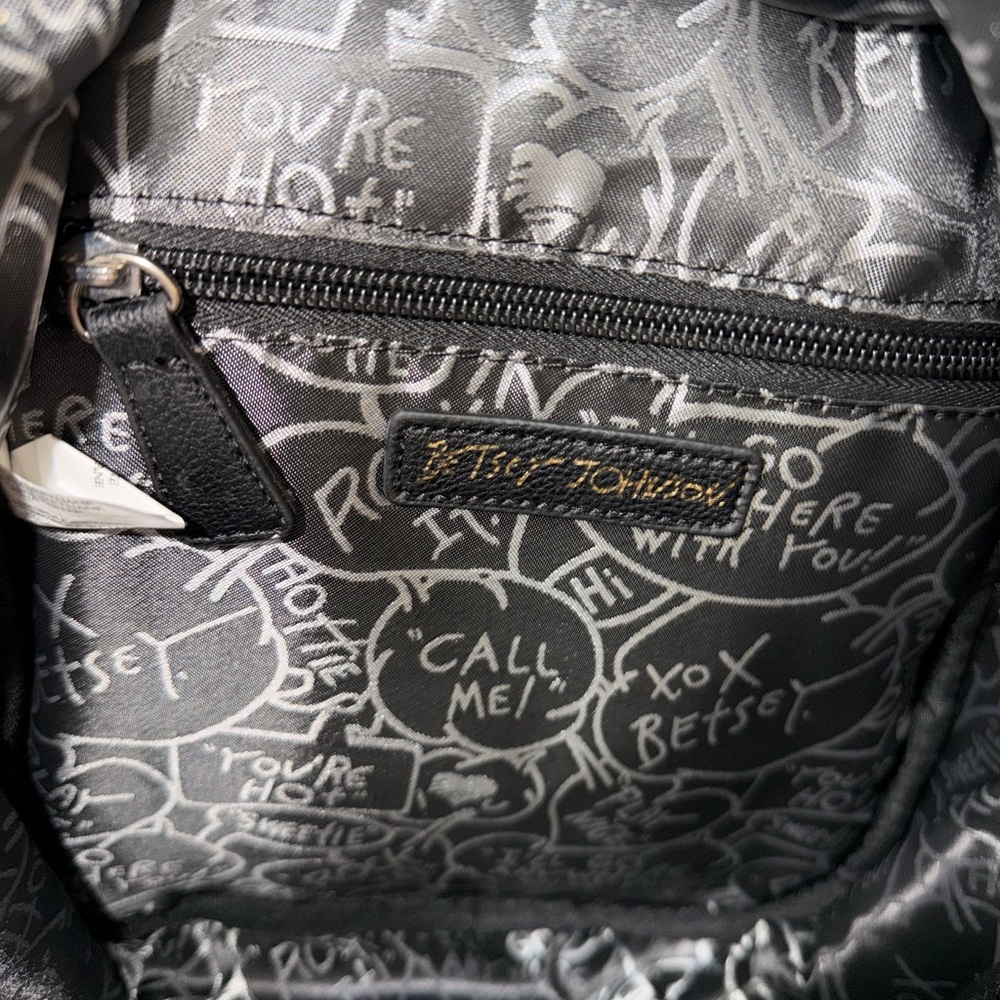 BETSEY JOHNSON WOMEN'S DIAMOND QUILT KITCH BACKPACK - Picture 6 of 7